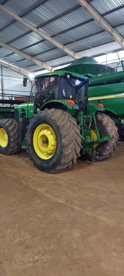 Conjunto John Deere - Trator 6210J + Plantadeira CCS 2117 15L