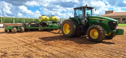 CONJUNTO JOHN DEERE - TRATOR 7225J + PLANTADEIRA DB 25L