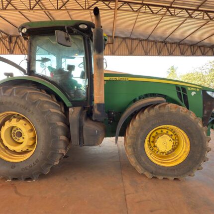 TRATOR JOHN DEERE 8260R ANO 2013