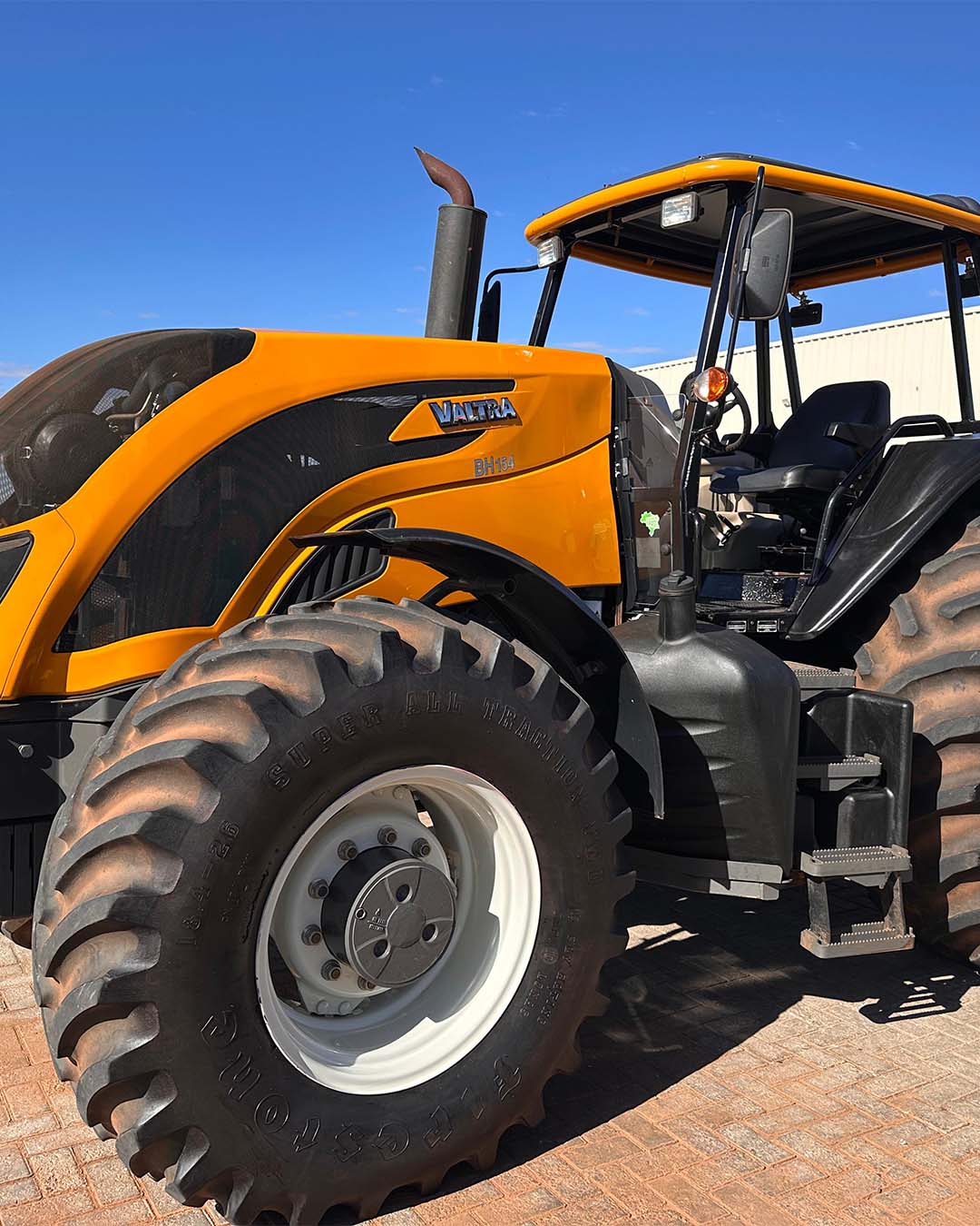 15379808769-trator-valtra-bh154-ano-2019.jpg
