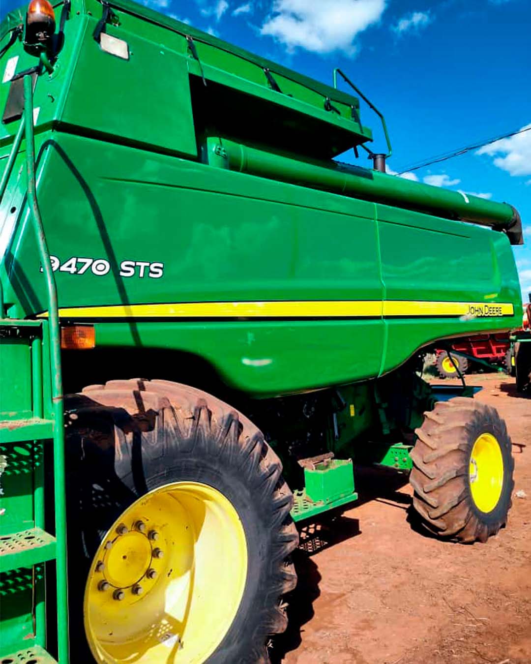 15389236527-15387552016-15387551704-colheitadeira-john-deere-9470-ano-2011.jpg