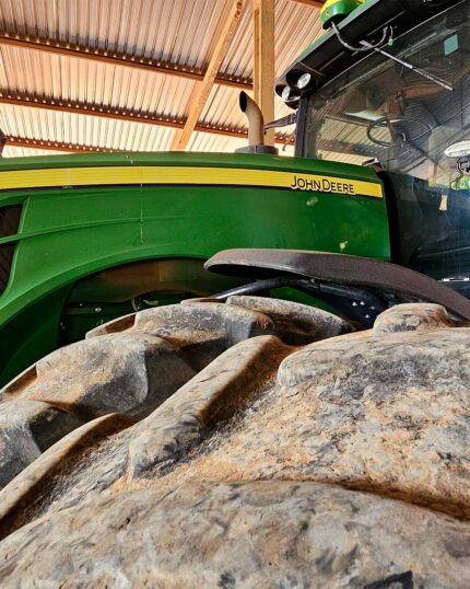 CONJUNTO TRATOR JOHN DEERE 8400R ANO 2020 E PLANTADEIRA JOHN DEERE DB50 33 LINHAS ANO 2020