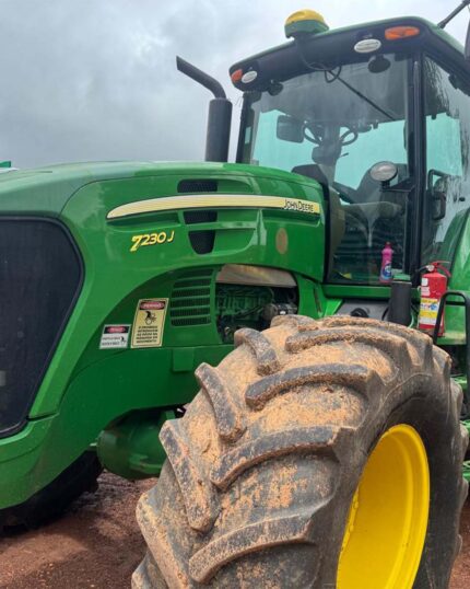 CONJUNTO TRATOR JOHN DEERE 7230J ANO 2022 E PLANTADEIRA JOHN DEERE CCS 15 LINHAS ANO 2019