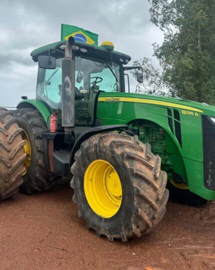 CONJUNTO TRATOR JOHN DEERE 8295 ANO 2016 E PLANTADEIRA JOHN DEERE CCS 24 LINHAS ANO 2019