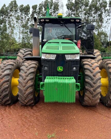 CONJUNTO TRATOR JOHN DEERE 8320R ANO 2021 E PLANTADEIRA STARA ABSOLUTA 33 LINHAS ANO 2023