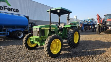 TRATOR JOHN DEERE 5303 ANO 2011