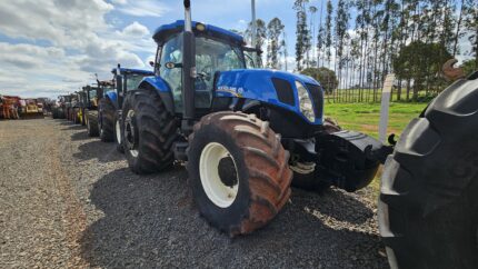 TRATOR NEW HOLLAND T7.235 ANO 2014